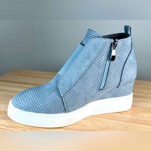 Journee Collection Clara Wedge Seakers